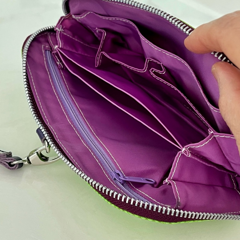 NWOT Fabrienne Wristlet Clutch - Picture 5 of 5